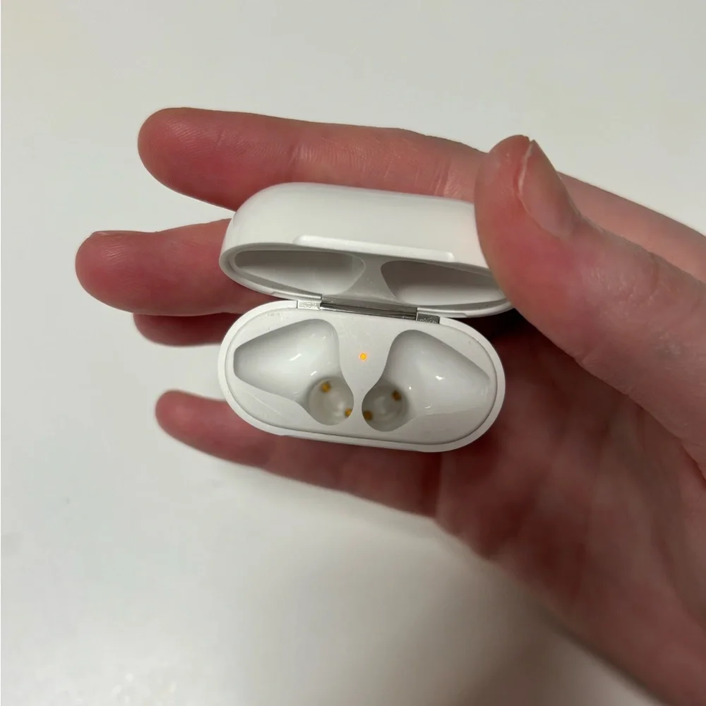 Apple 2nd Gen Wireless Earbuds & Charging Case good condition